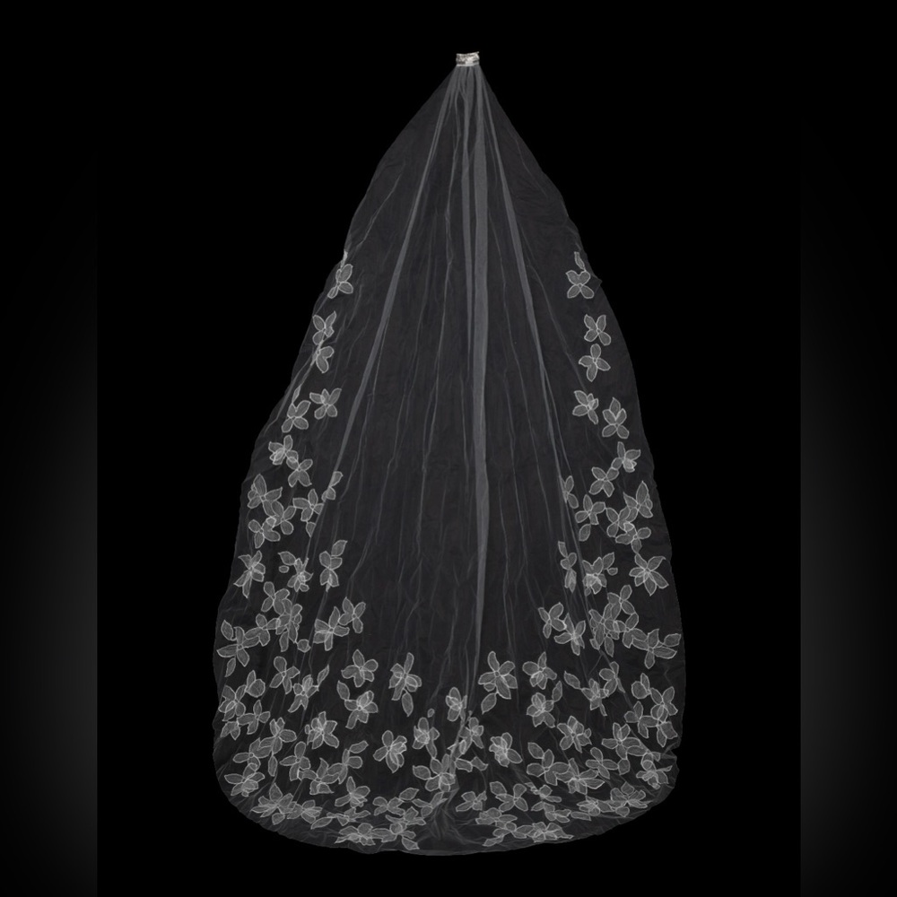 Vera Wang
Embellished Tulle Hair Comb Veil